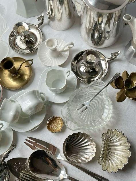 Holiday Table Decor Ideas, Cooking Aesthetics, Table Decor Vintage, Silver Plates, Holiday Table Decor, Decor Dining Table, Vintage Flea Market, Table Decor Ideas, Dinner Table Setting