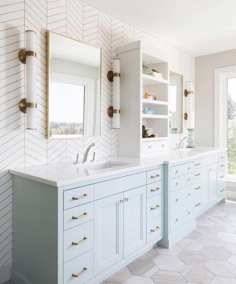 Design Interior Baie, Painted Vanity, Bad Inspiration, Decor Baie, Bathroom Wall Cabinets, Blue Cabinets, Girls Bathroom, Blue Bathroom, Bathroom Renos