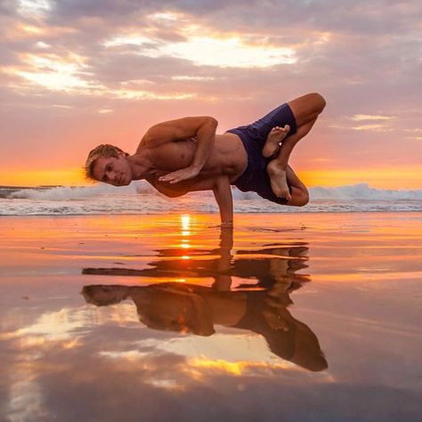 #yoga #yogainspiration #yogalife #yogaeverydamnday #yogadudes #yogagoals #yogalove Yoga Foto's, Yoga On The Beach, Yoga Poses For Men, Men Yoga, Yoga Mom, Yoga Posen, Outfit Yoga, Namaste Yoga, Beach Yoga