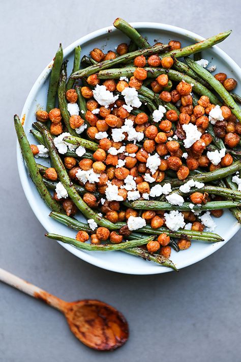 Harissa Green Beans with Spiced Chickpeas and Feta Cheese | www.floatingkitchen.net Mezze Recipes, Chickpea Recipe, Floating Kitchen, Spiced Chickpeas, Veggie Side Dishes, Cheese Recipe, Green Bean, Healthy Side Dishes, Veggie Sides