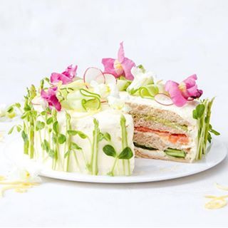 Sandwich Torte, Tea Party Sandwiches, Edible Centerpieces, Afternoon Tea Recipes, Party Sandwiches, Finger Sandwiches, Sandwich Cake, Tea Party Food, Tea Sandwiches