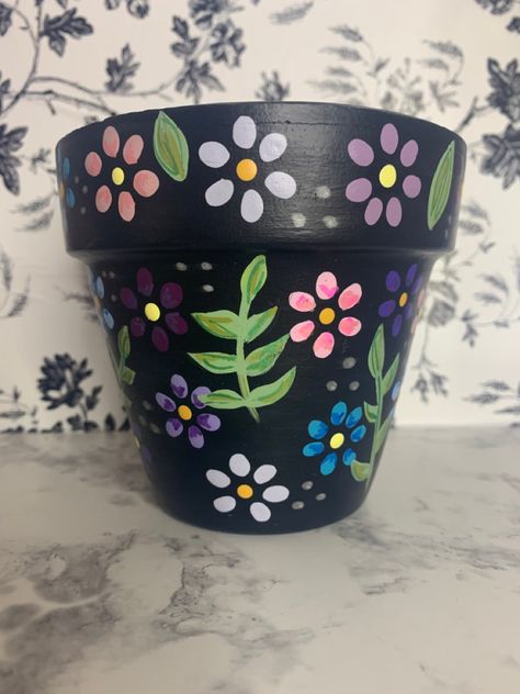 Black Plant Pot Painting Ideas, Simple Plant Pot Painting, Painted Flower Pots Terra Cotta, Painted Pots Diy Terra Cotta, Hand Painted Terra Cotta Pots, Flower Pots Diy, Rose Flowers Drawing, Decoration Craft Ideas, Drainage Ideas