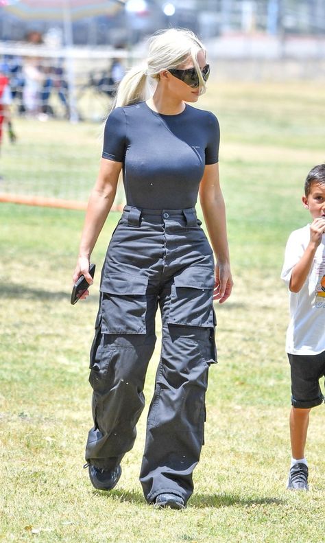 Kim Kardashian 2022 Outfits, Cool Mom Outfits Fall, Kardashian Style Casual, Kardashian Casual Outfit, Estilo Kim Kardashian, Yeezy Outfit, Kim Kardashian Outfits, Soccer Outfit, Baddie Outfit