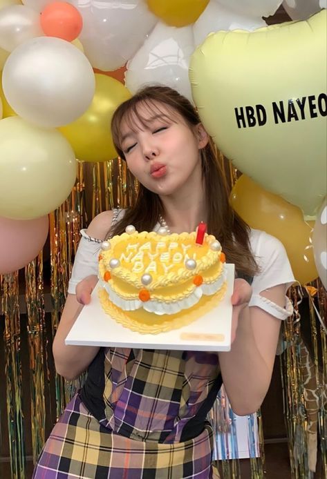 Korean Lunch Box, Kpop Birthday, Pinterest Keywords, Pretty Birthday Cakes, Mini Cake, Nayeon Twice, Content Ideas, Cake Shop, Box Cake