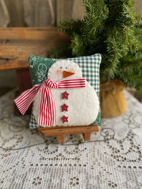 Christmas Pillow Felt, Felt Squares Projects, Snowman Pillow Pattern, Mini Christmas Pillows, Snowman Bowl Fillers, Snowman Pillow Diy, Snowman Pillows To Make, Sewing Ideas For The Home, Quilted Christmas Pillows