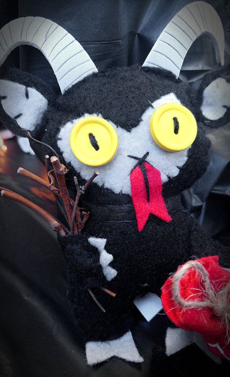 Krampus Felt Ornament, Krampus Crafts Diy, Felt Krampus, Kawaii Witchcraft, Krampus Aesthetic, Krampus Party, Krampus Christmas, Yule Crafts, Zombie Christmas