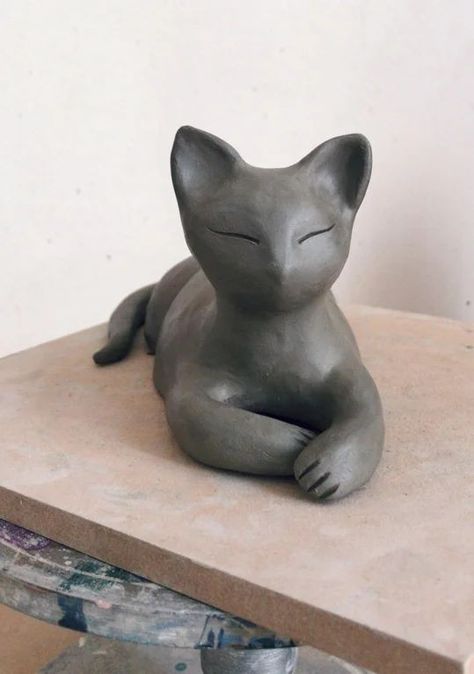 Pottery Cats Ideas, Ceramic Cats Pottery, Cat Ceramic Ideas, Cat Clay Sculpture, Cat Sculpture Clay, Clay Cat Sculpture, Pottery Cats, Cat Clay, Cat Pottery