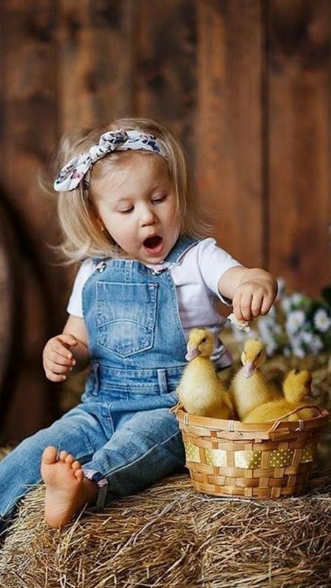 Easter Portraits, Easter Mini Session, Animal Photoshoot, Easter Photoshoot, Easter Photography, Mini Photo Sessions, Toddler Photoshoot, Duck Photo, Spring Photoshoot