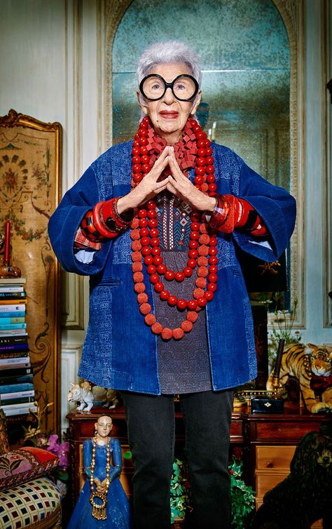 94-Year-Old Iris Apfel Is Cooler Than You'll Ever Be, as the New Face of Two Brands Style Icons Women, Estilo Hippy, Diana Vreeland, Rare Birds, Advanced Style, Ageless Style, Ageless Beauty, Old Woman, Aging Gracefully