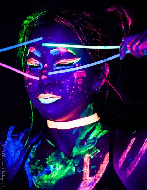 Glow Stick Photoshoot, Glow Stick Photography, Glow Sticks Aesthetic, Neon Paint Photoshoot, Uv Light Photography, Glow Stick Aesthetic, Black Light Photoshoot, Glow Photoshoot, Glow Pictures