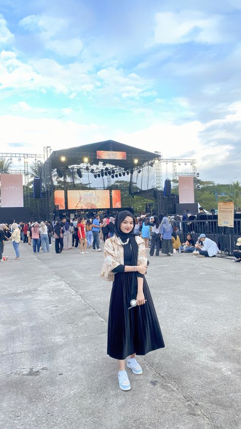 Outfit Rok Hitam, Outfit Rok, Hijab Fashion, Outfit Ideas, Ootd, Crop Tops, Outfit Inspo, Makeup, Quick Saves