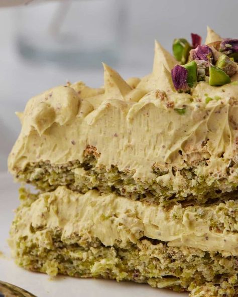 This pistachio dacquoise cake is every pistachio lover's dream dessert. Chewy, crispy and smooth all at the same time, it is sweet, salty and nutty! Easy to make pistachio cake that will impress for dinner parties or birthdays. Made with ground pistachios and meringue and a delicious pistachio frosting. If you love pistachio flavor you will love this all natural recipe for pistachio dacquoise cake. #dacquoise #pistachio #pistachiodesserts #meringue #frenchbuttercream #dessert #decadent Pistachio Dessert Recipes, Pistachio Frosting, Dacquoise Recipe, Dacquoise Cake, Dream Dessert, French Buttercream, Pistachio Butter, Pistachio Cream, Pistachio Cake