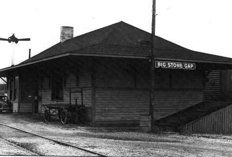 Big Stone Gap Va train depot. Not sure of date. Big Stone Gap, West Va, Appalachian People, West Virginia History, Southern Heritage, Western Nc, Adventure Tourism, Family Tree Genealogy, Southern Railways