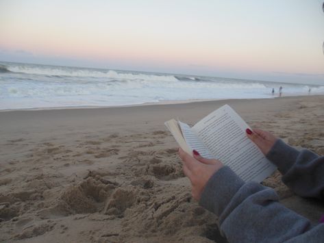 Horizontal Aesthetic Pictures, Reading On The Beach Aesthetic, Reading At Beach, Book On Beach, Beach Reading Aesthetic, Beach Academia, Beach Birthday Aesthetic, Elsa Aesthetic, Reading On The Beach