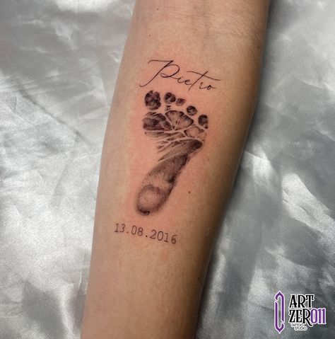 Baby Footprint Tattoo For Dad, Foot Print Tattoo Design, Baby Footprint Tattoo, Tattoo Baby, Maori Tattoo Designs, Baby Footprint, Dad Tattoos, Maori Tattoo