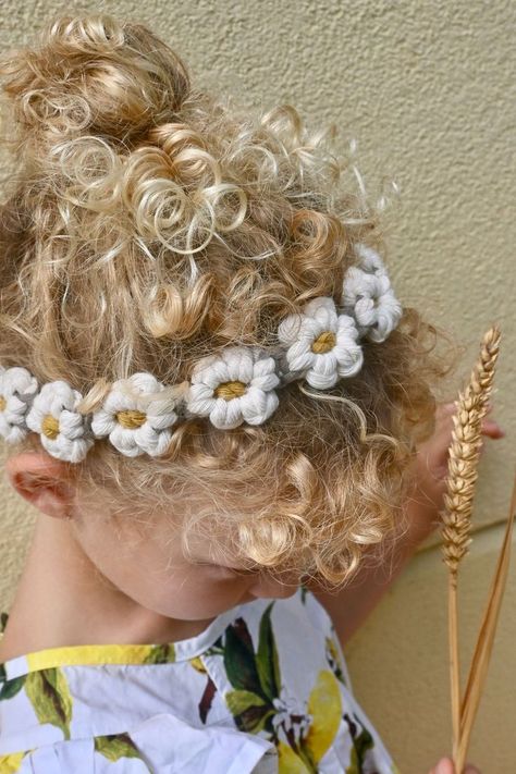 This macrame daisy headband is one of the 80+ macrame projects you can access as soon as you join 'your Macrame community' the membership. A library of high-quality and step-by-step macrame projects for beginners to advanced levels. All the best macrame tutorials in one place! If you want to join the community and start making outstanding macrame that your followers will love, JOIN today Macrame Projects For Beginners, Macrame Daisy, Macrame Headband, Simpul Makrame, Crochet Hairband, Macrame Baby, Daisy Headband, Macrame Tutorials, Diy Hair Accessories Ribbon