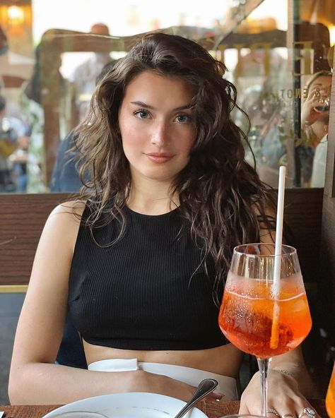 Jess Clements no Instagram: “Back to brunching 🍊” Jess Clement, Jessica Clements, Jessica Clement, Instagram Crush, Portrait Photography Women, Vintage Bollywood, Photography Women, Cam Girls, Beautiful Woman