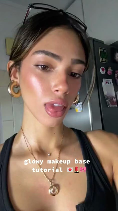 Glowy makeup, makeup routine, summer makeup, makeup tutorial, natural makeup, dewy makeup, sunkissed makeup, minimal makeup look Golden Glow Makeup, Soft Prom Makeup, Sun Kissed Makeup, Earthy Makeup, Glowy Summer Makeup, Makeup Looks Summer, Tutorial Natural Makeup, Bronzy Makeup, Dewy Skin Makeup