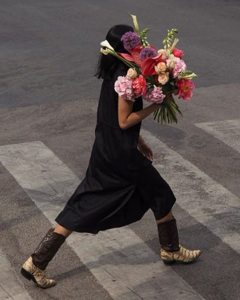 e p o y Flower Therapy, Bunch Of Flowers, 가을 패션, Flower Market, City Girl, Mode Inspiration, Photography Inspo, My Flower, Look Cool