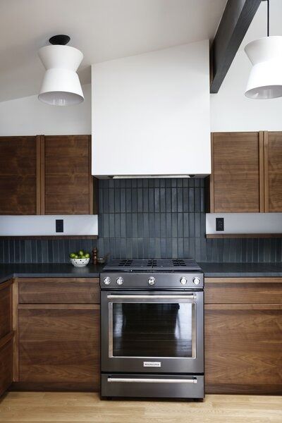 Kitchen Design Photos and Ideas - Dwell Mcm Kitchen, Black Backsplash, Walnut Kitchen, Black Countertops, Condo Kitchen, Mid Century Modern Kitchen, Milan Design, Kitchen Photos, Milan Design Week