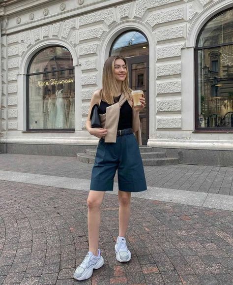 Liza Rudkevich, Suit Shorts, Casual Weekend Outfit, Mommy Outfits, Summer Shorts Outfits, Classic Trousers, Foto Poses, Paris Outfits, Weekend Outfit