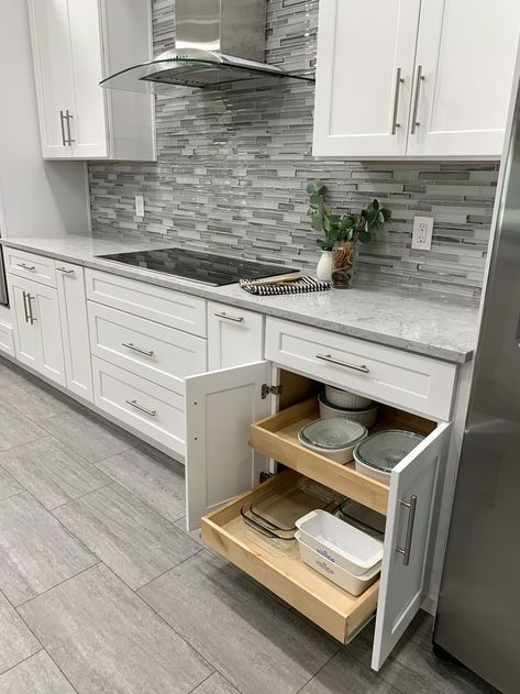 Pull Out Kitchen Cabinet, Dark Cabinets Backsplash, Kitchen Display Cabinet, Rental Home Decor, Kitchen Storage Ideas, Kitchen Ideas Dark Cabinets, Kitchen Ideas Dark, Pull Out Shelves, Storage Idea