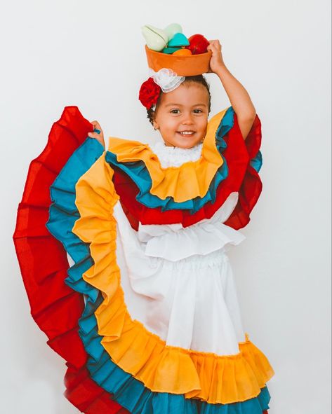 #colombia #palenquera #colombiancostume #halloween South America Costume, Portrait Edit, Circus Outfits, Colombian Culture, Culture Day, Clean Life, Easy Costumes, Hispanic Heritage, Folk Costume