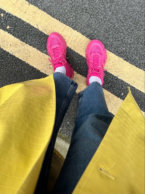 Pink trainers streetstyle. Pink sneakers. Yellow trench coat. 90s Jeans. Neon Pink Shoes Outfit, Hot Pink Sneakers Outfit, Yellow Trench Coat Outfit, Balenciaga Speed Trainer Outfit, Pink Trainers Outfit, Speed Trainer Outfit, Pink Sneakers Outfit, Pink Shoes Outfit, Yellow Trench Coat