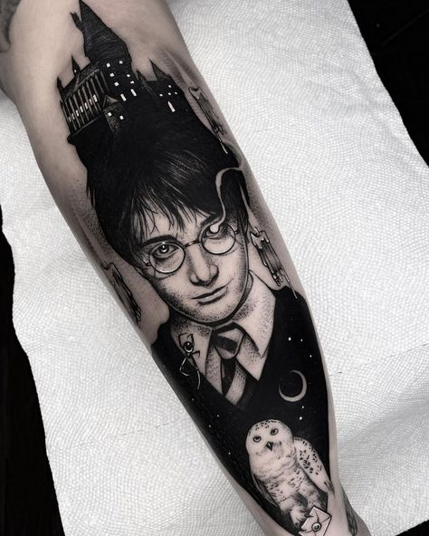 Harry Potter Portraits, Owl Tattoo Sleeve, Hogwarts Tattoo, Warrior Tattoo Sleeve, Crazy Tattoos, Potter Tattoo, Black White Tattoos, Manga Tattoo, Wicked Tattoos