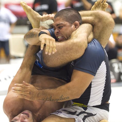 Braulio Estima's famous reverse triangle on Andre Galvao (BJJ) Andre Galvao, Muay Thai Martial Arts, Jiu Jitsu Techniques, Bjj Jiu Jitsu, Jiu Jitsu Training, Bjj Training, Jiu Jitsu Gi, Ju Jitsu, Brazilian Jiu Jitsu