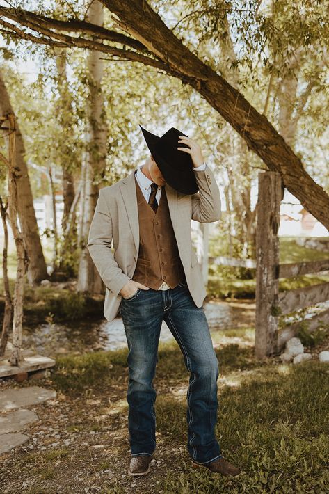 A Dreamy Western Wedding At Roys Barn And Lodge In Montana - tawneebreephoto.com Western Groom Photos, Cowboy Winter Wedding, Country Wedding Suit, Groom Western Outfit, Rustic Wedding Groom Attire Jeans, Men’s Casual Wedding Attire, Rustic Mens Wedding Attire, Mens Rustic Wedding Attire, Father Of The Groom Attire