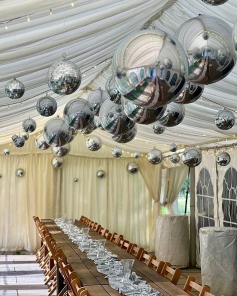 Such a fab way to make a statement, our balloon ceilings really add that extra something special to any event space. Ceiling Filled With Balloons, Helium Balloons Ceiling, Upside Down Balloons Ceiling, Ballon Chandelier, Silver Balloons Decoration, Ceiling Balloon Decorations, Balloons On Ceiling, Balloons Ceiling, Prom Balloons