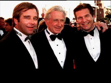 Beau Bridges, Lloyd Bridges, Jeff Bridges. Men In Tuxedos, Lloyd Bridges, Jeff Bridges, Star Family, Actor John, Celebrity Families, All In The Family, Actrices Hollywood, Celebrity Dads