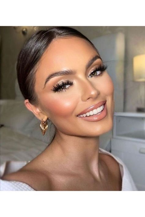 Formal Makeup Gold Eyeshadow, Makeup For Evening Wedding, Maternity Makeup Ideas Natural, Wedding Makeup With Glitter, Neutral Bridal Makeup Indian, Dewy Wedding Makeup Glow, Elegant Wedding Makeup Looks, Make Up For Bridemades, Medium Glam Makeup