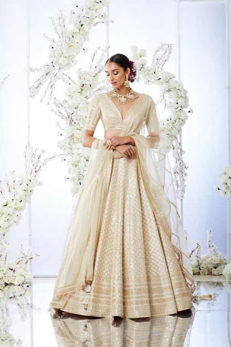 Gota Patti Lehenga, Gota Patti Embroidery, Seema Gujral, Gold Lehenga, Wedding Lehenga Designs, Indian Bridal Fashion, Indian Bridal Outfits, Wedding Lehenga, Organza Dupatta