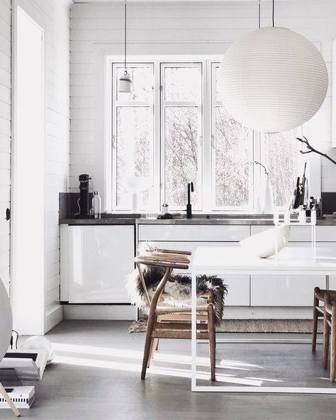 Pella Hedeby, Black White Kitchen, Kitchen And Dining Room, Scandinavian Living, European Furniture, House Bathroom, Interior Trend, Maine House, Entertaining Guests