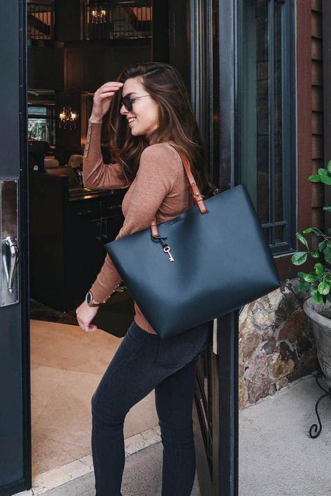 Best work bags / Workwear street style fashion / tote bag #workwear #fashion #womensfashion #streetstyle #ootd #handbag #style  / Pinterest: @fromluxewithlove Designer Work Bag, Office Bags For Women, Stylish Work Bag, Work Bags Laptop, Womens Work Bag, Marlene Hose, Best Work Bag, Best Tote Bags, My Style Bags