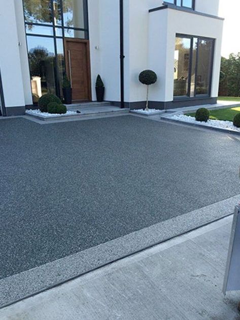 Driveway Colours, Front Driveway Ideas, Front Garden Ideas Driveway, Front Driveway, Garden Ideas Driveway, Driveway Edging, Resin Bound Driveways, Design Per Patio, Modern Driveway