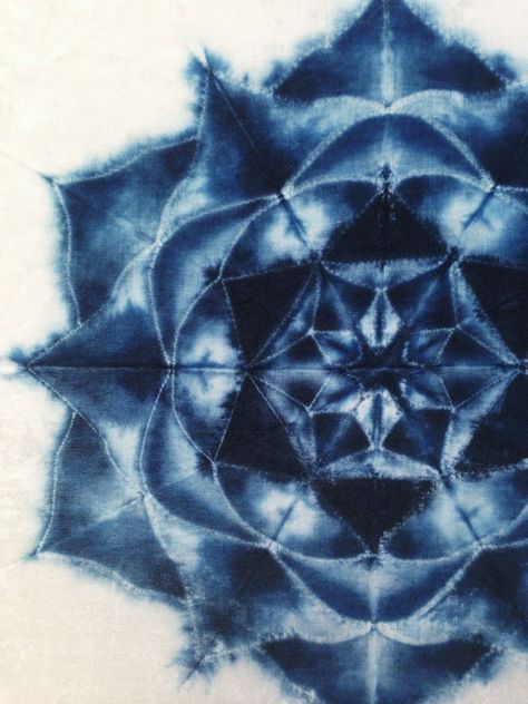 Inspired by Indigo Shibori Textiles, Fabric Dyeing Techniques, Shibori Designs, Japanese Shibori, Shibori Pattern, Tie Dye Crafts, Shibori Dye, Tie Dye Techniques, Shibori Silk