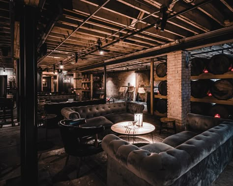 Speakeasy Lounge Ideas, Lounge Bar Design Small Spaces, Industrial Club Design, Diy Speakeasy Bar, 1920s Speakeasy Bar, Gentelman Bar, Speakeasy Ceiling, Speakeasy Bar Design Basement, Gentleman Club Interior