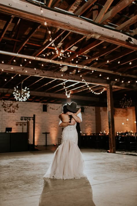 The tradition of the first dance is a timeless classic. But in recent years, the last dance of the night has gained popularity among couples. This final dance before send-off is (yet another) special moment for newlyweds. If you decide that a final dance is something you want, consider the following to make this dance one to remember. Last Dance Wedding Photo, Private Wedding Dance, Private Dance Wedding, Private Last Dance Wedding Photo, Final Dance Wedding, Private Last Dance Wedding, Wedding Last Dance, Last Dance Wedding, Be Private