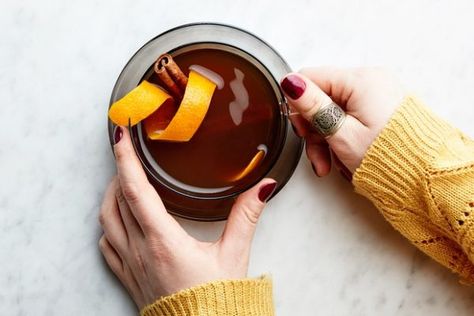 10 Fancy AF Cocktails for Your Next Brunch Hot Alcoholic Drinks, Drinks Nonalcoholic, Spiked Cider, Toddy Recipe, Virgin Drinks, Hot Toddies Recipe, Hot Drinks Recipes, Hot Cocktails, Hot Buttered Rum