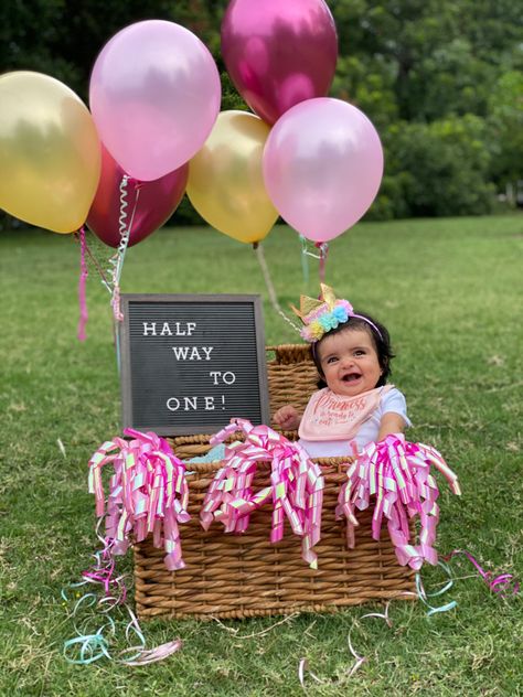 6month Birthday Ideas, 6 Month Bday Celebration Ideas, Half Birthday Photo Ideas, Half Way To One Party Ideas, Half Birthday Girl Ideas, Six Month Photo Shoot Ideas, Six Month Birthday Photoshoot, Half Way To One Ideas, 6 Months Baby Girl Photoshooting Ideas