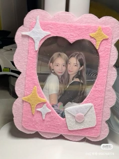 Homemade Art Gifts, Felt Crafts Aesthetic, Felt Cloth Crafts Diy, Gifts Crafts Ideas, Diy Kpop Gifts, Cute Frame Ideas, Handcraft Gift Ideas, Felt Photocard Holder, Kpop Present Ideas