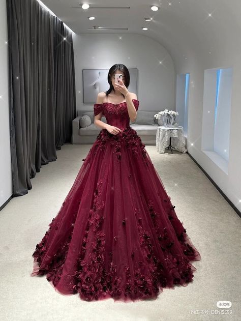 Dark Red Ball Gown, Vestidos Color Vino, Debut Gowns, Red Ball Gowns, Mode Purple, Debut Dresses, Red Ball Gown, Red Quinceanera Dresses, Gowns Dresses Elegant