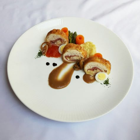 Chicken Cordon Bleu Chicken Plating Presentation, Chicken Cordon Bleu Plating, Small Plates Dinner Party, Chicken Plating Ideas, Chicken Gordon Blue, Plating Chicken, Cordon Bleu Chicken, Food Plating Design, Culinary Plating