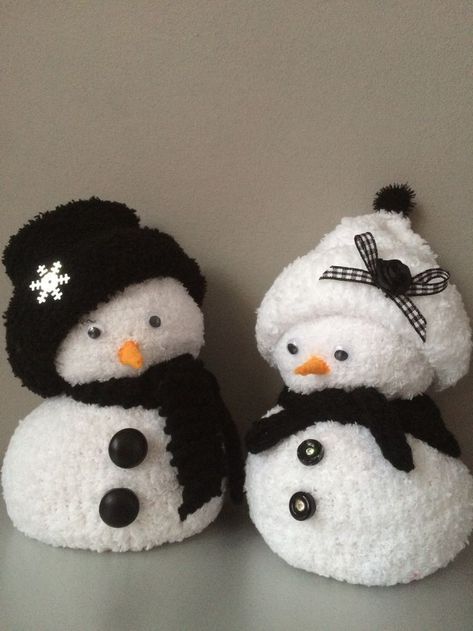 Homemade Outdoor Christmas Decorations, Outdoor Christmas Decorations Diy, Rock Painting Tutorials, Fun Christmas Crafts For Kids, Diy Christmas Snowman, Sock Snowman Craft, Diy Snowman Ornaments, Snowman Crafts Diy, Sock Snowman