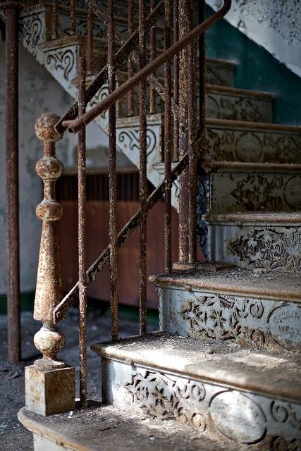 Dark Stairs, Abandoned House, Abandoned Mansions, Stairway To Heaven, Abandoned Buildings, Old Buildings, Abandoned Houses, Recycled Crafts, Abandoned Places