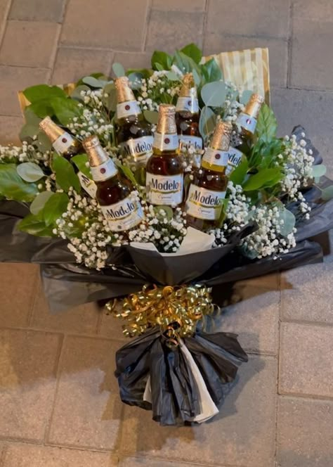 Men Birthday Bouquet, Present For Anniversary Boyfriends, Valentines Arrangements For Men, Modelo Bouquet For Him, Anniversary Bouquet For Him, Flower Bouquet With Alcohol, Masculine Flower Arrangements Men, Guy Flower Bouquets, Alcoholic Bouquet