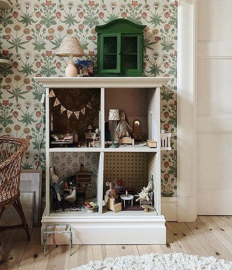 Display Dolls Ideas, Bookshelf Into Dollhouse, Maileg Mouse Dollhouse, Maileg Dollhouse, Maileg Doll House, Vintage Kids Room, Doll House Plans, Baby Room Inspiration, Dolls House Interiors